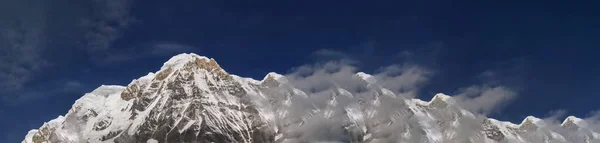 山水全景。 雄伟的山峰被白雪覆盖，映衬着明亮的蓝天. — 图库照片