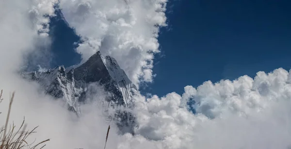 Montaña Manaslu con picos nevados en las nubes en el soleado día brillante en Nepal . —  Fotos de Stock