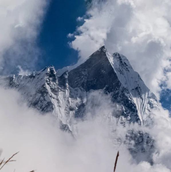 Manaslu βουνό με χιονισμένες κορυφές στα σύννεφα την ηλιόλουστη φωτεινή ημέρα στο Νεπάλ. — Φωτογραφία Αρχείου