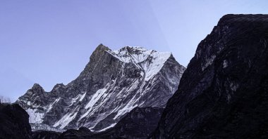 karla kaplı dağlar ile peyzaj