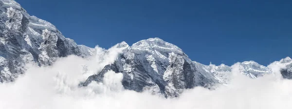 Úžasné hory pokryté sněhem — Stock fotografie