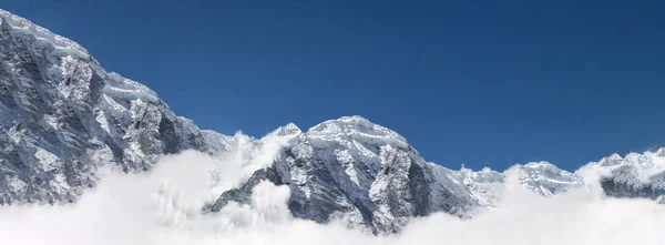 Himalayalar karla kaplı dağların üzerinde