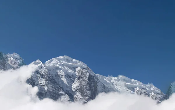 Increíble montaña cubierta de nieve — Foto de Stock