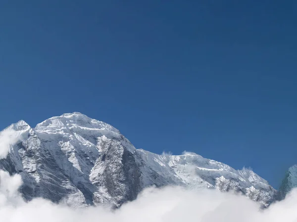 Úžasná hora pokrytá sněhem v Nepálu. — Stock fotografie