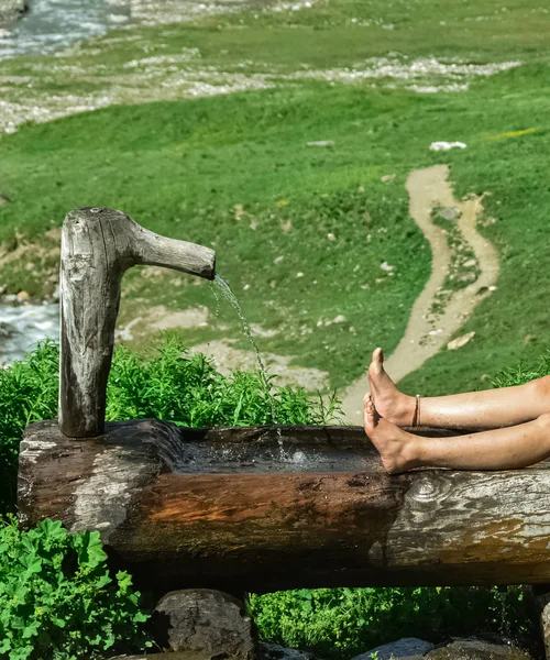 Tahta musluk ve konteynırdan su