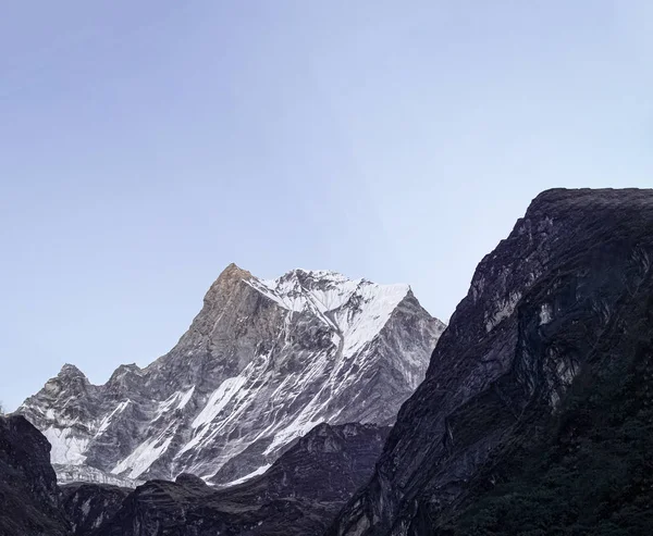 Montanhas cobertas de neve no Nepal — Fotografia de Stock