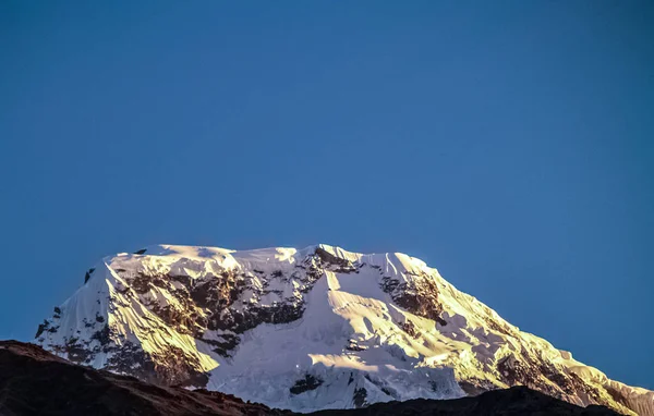 Hermosa foto de una montaña nevada con cielo azul claro —  Fotos de Stock