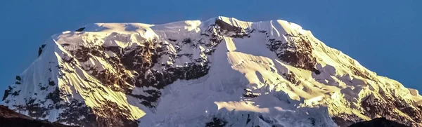 Un colpo mozzafiato della bellissima alba in montagna — Foto Stock