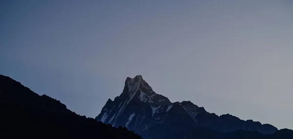 Vista panorámica del Himalaya sobre las montañas cubiertas de nieve — Foto de Stock