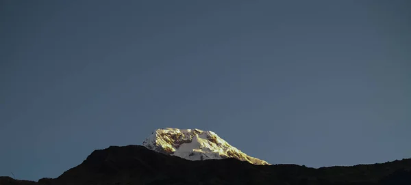 Vue panoramique de l'Himalaya sur les montagnes enneigées — Photo