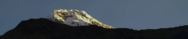 Hermosa y asombrosa montaña cubierta de nieve — Foto de Stock