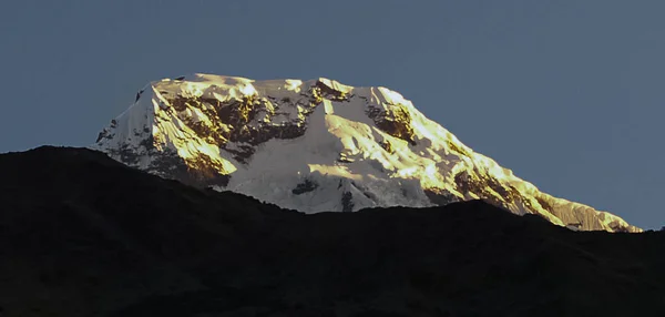 Prachtige en verbazingwekkende besneeuwde berg — Stockfoto