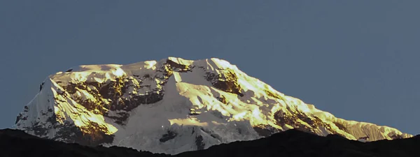 Vista panorámica del Himalaya sobre las montañas cubiertas de nieve — Foto de Stock