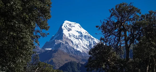 Increíbles montañas del Himalaya cubiertas de nieve — Foto de Stock