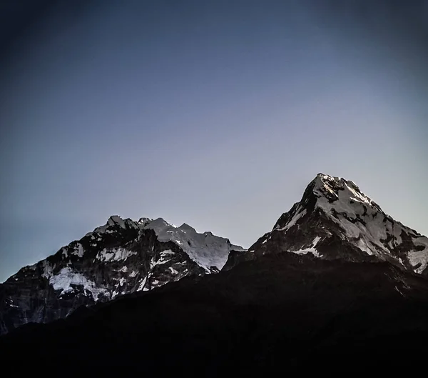 Vista panorâmica dos Himalaias sobre montanhas cobertas de neve — Fotografia de Stock