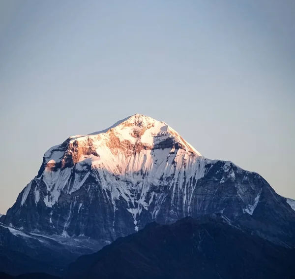 Un colpo mozzafiato della bellissima alba in montagna — Foto Stock