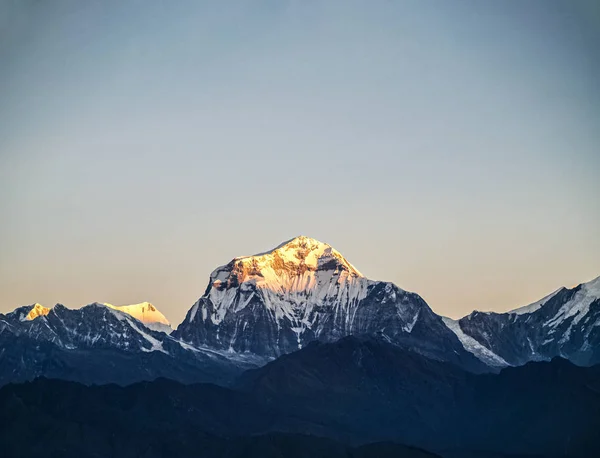 Una impresionante toma del hermoso amanecer en los Himalayas de las montañas —  Fotos de Stock