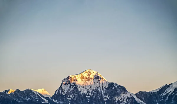Um tiro de tirar o fôlego do belo nascer do sol nas montanhas Himalaia — Fotografia de Stock