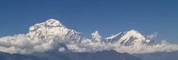 Prachtige en verbazingwekkende besneeuwde berg — Stockfoto
