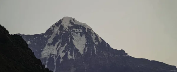 Himalayalar 'ın karla kaplı dağların manzarası