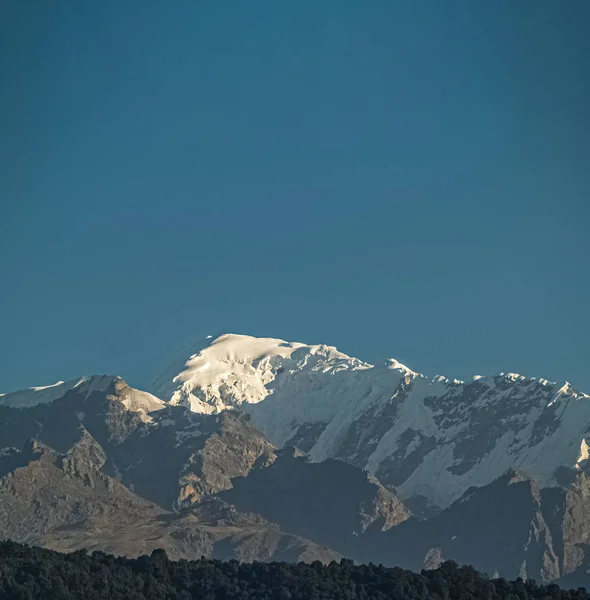 Гарний постріл сніжної гори з ясним блакитним небом — стокове фото