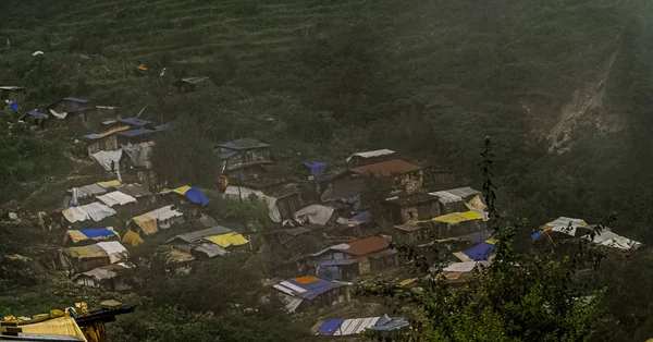 Hermoso valle pequeño en las montañas — Foto de Stock