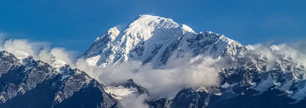 Schöne Aufnahme eines schneebedeckten Berges mit klarem blauen Himmel — Stockfoto
