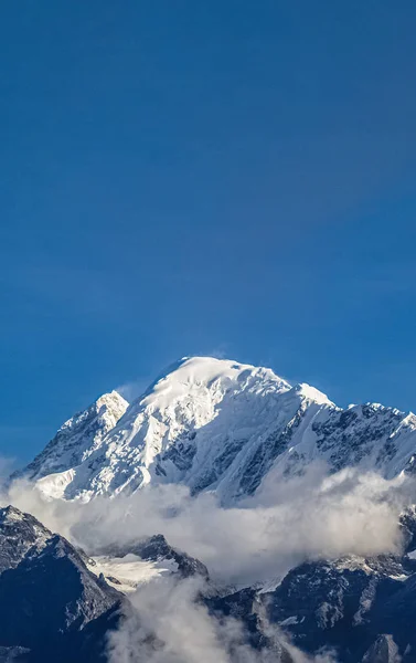 Hermosa foto de una montaña nevada con cielo azul claro — Foto de Stock