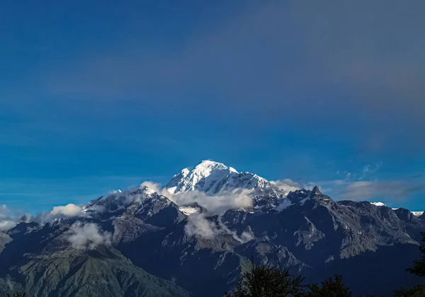 Hermosa y asombrosa montaña cubierta de nieve — Foto de Stock