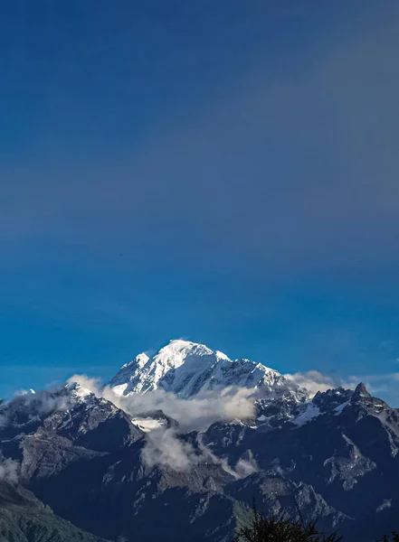 Hermosa foto de una montaña nevada con cielo azul claro — Foto de Stock