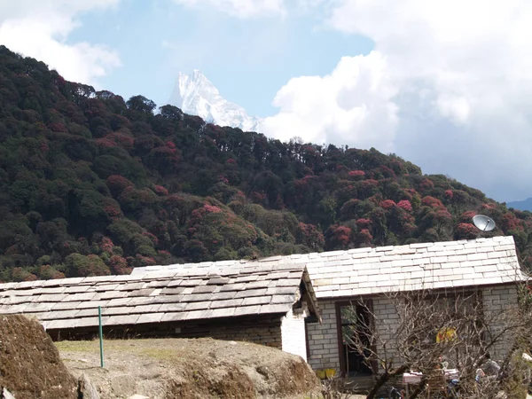 Dağ sırası ve bulutlu manzara
