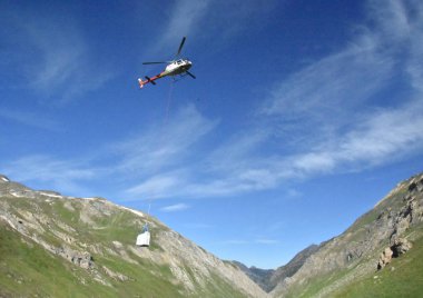 Nepal 'deki Dağ Alanına Helikopter Taşıma Malzemeleri