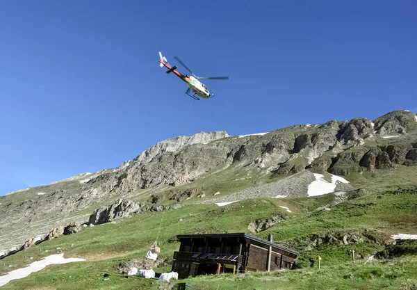 Nepal 'deki Dağ Alanına Helikopter Taşıma Malzemeleri