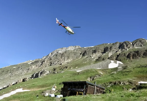 Helicóptero que transporta mercancías al sitio de montaña en Nepal —  Fotos de Stock