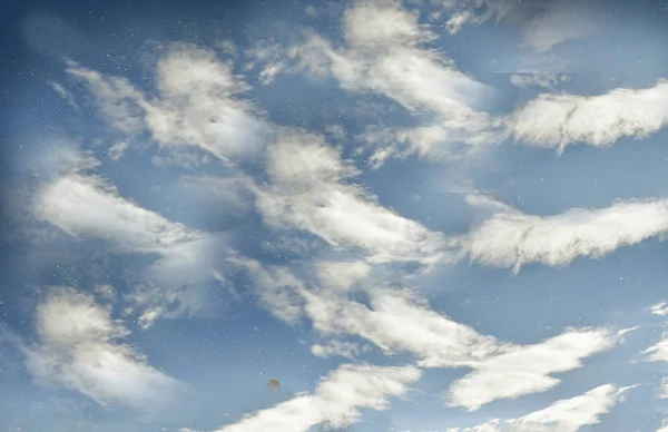 Belo tiro de uma nuvem com céu azul claro — Fotografia de Stock