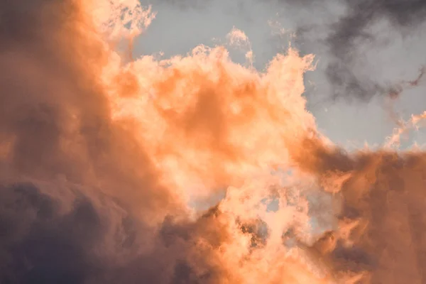 Όμορφη βολή ενός νέφους με καθαρό μπλε ουρανό — Φωτογραφία Αρχείου
