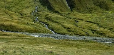 Nepal dağ vadisinde güzel bir tepe ve yeşillik.