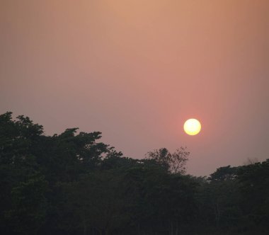 Günbatımı dağ sırtı üzerinde