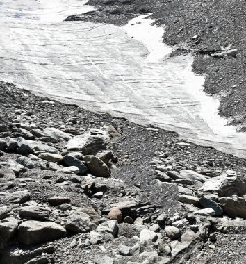 Dağlar karla kaplı.