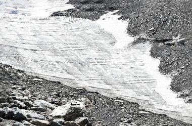 Dağlar karla kaplı.