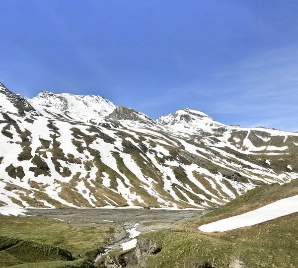 Berglandschap panoramisch uitzicht met blauwe lucht — Stockfoto