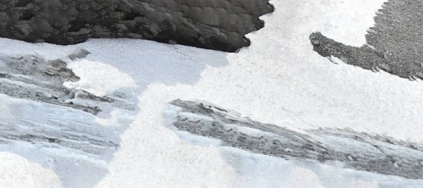 Dağlar karla kaplı.