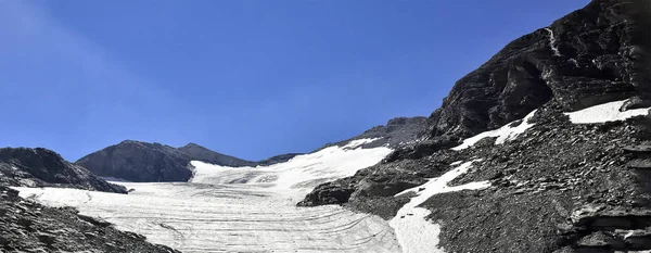 Dağ manzarası mavi gökyüzü ile panoramik manzara — Stok fotoğraf