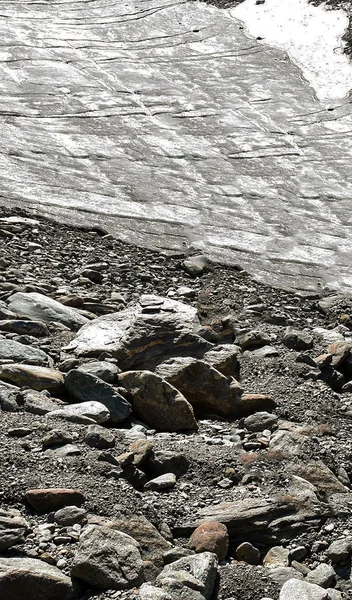 Dağlar karla kaplı.