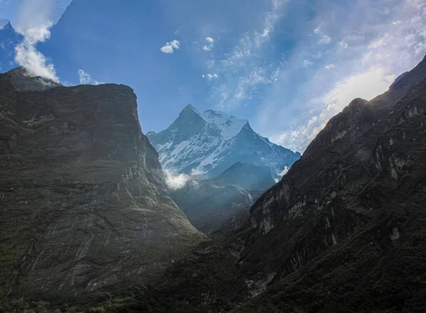 Dağlar ve Beyaz Sis Göllerin Üzerinde