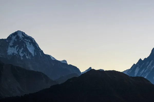 Montañas y niebla blanca sobre los lagos — Foto de Stock