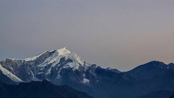 Hory a bílá mlha nad jezery — Stock fotografie