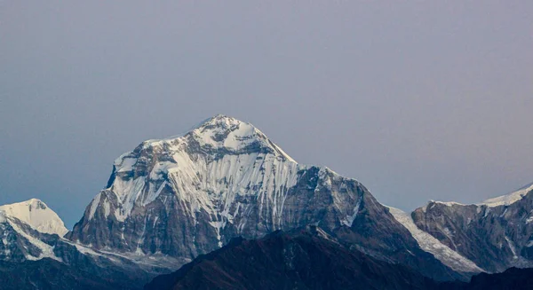 Dağlar ve Beyaz Sis Göllerin Üzerinde