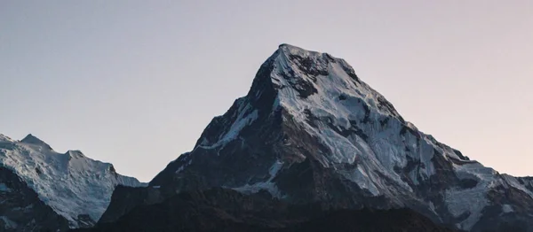 Hory a bílá mlha nad jezery — Stock fotografie