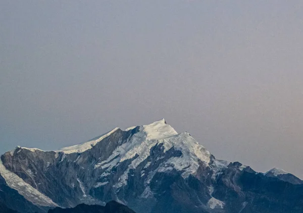 Montagnes et brouillard blanc au-dessus des lacs — Photo